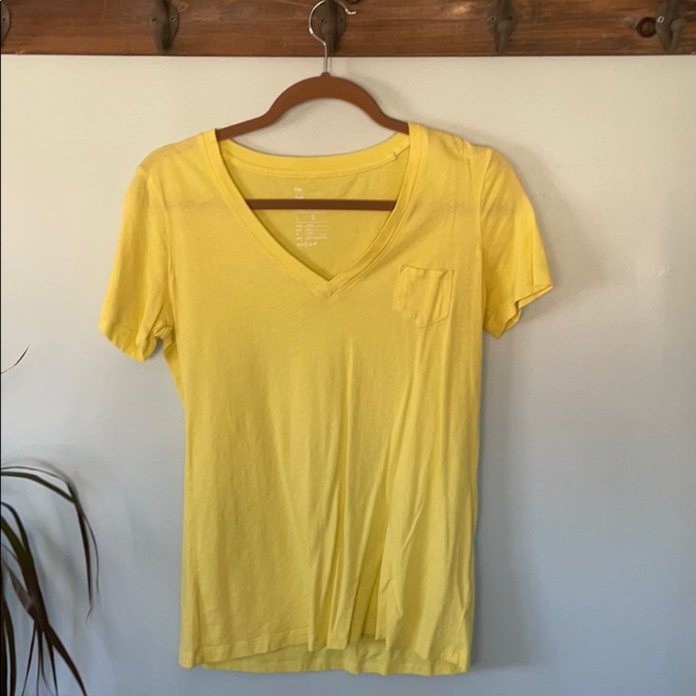 GAP bright yellow v-neck short sleeve T-shirt